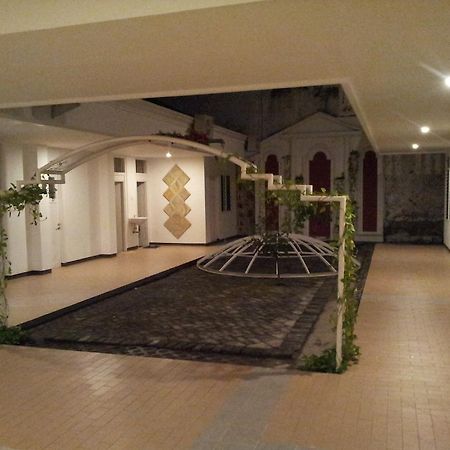 Loxy Inn สุราบายา ภายนอก รูปภาพ