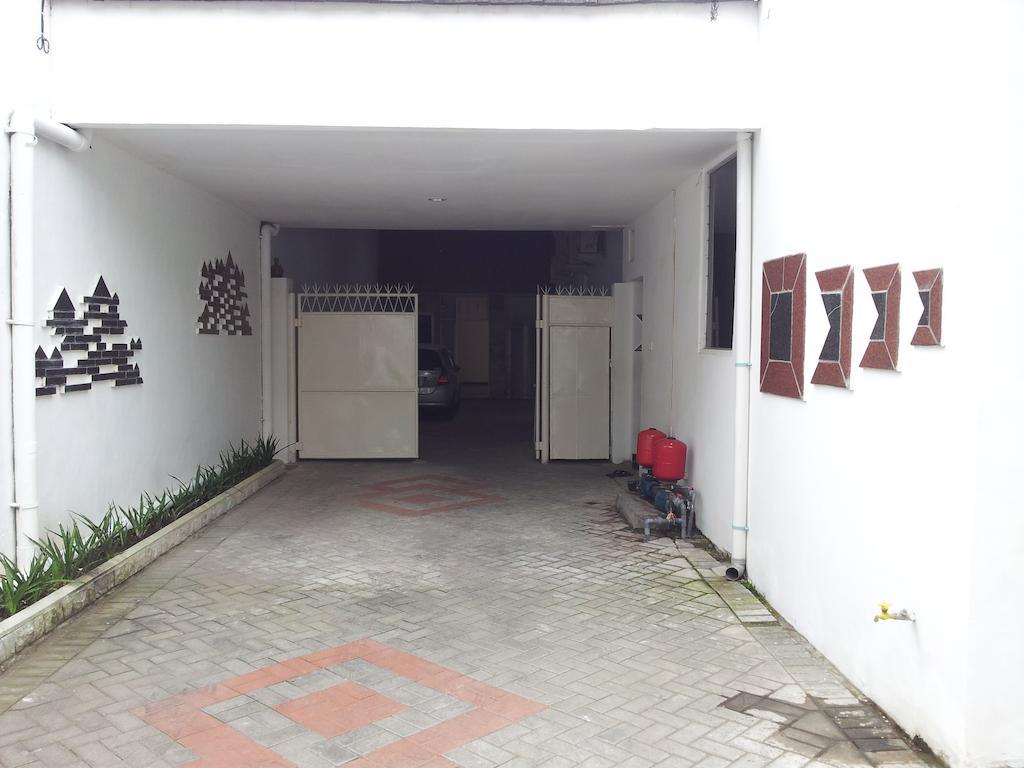 Loxy Inn สุราบายา ภายนอก รูปภาพ